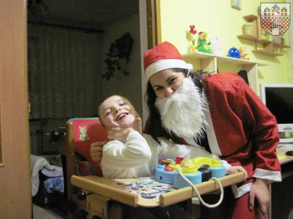 : Kamilek z wizyty św. Mikołaja bardzo się ucieszył. 